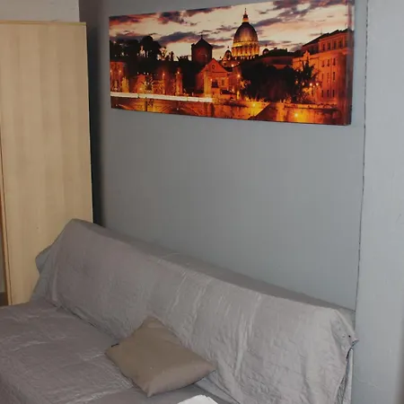 Sleeps 2 With Free Parking Apartment *