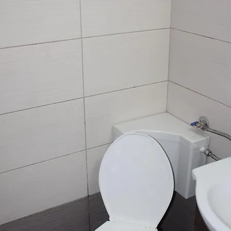 Sleeps 2 With Free Parking Apartment