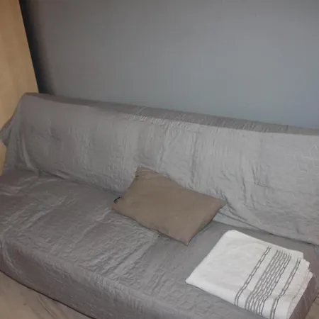 Sleeps 2 With Free Parking Apartment