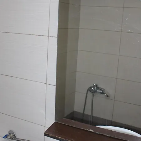 Sleeps 2 With Free Parking Apartment
